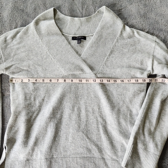 Banana Republic Gray V Neck Sweater Size Small - Picture 3 of 4